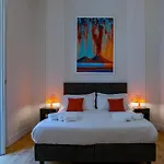 לינה וארוחת בוקר Rolando Domus 4*